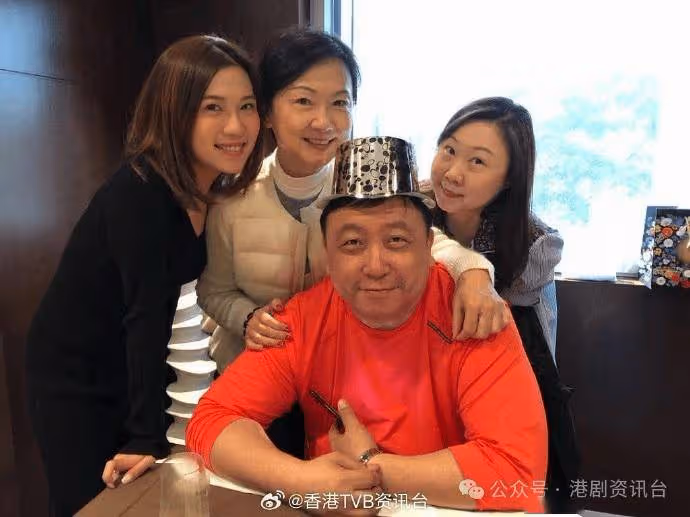 王晶44歲大女王佟藝五官激似媽媽!18年前拍過電影演童年張栢芝