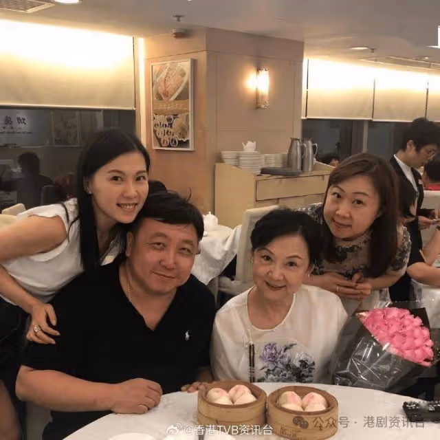 王晶44歲大女王佟藝五官激似媽媽!18年前拍過電影演童年張栢芝