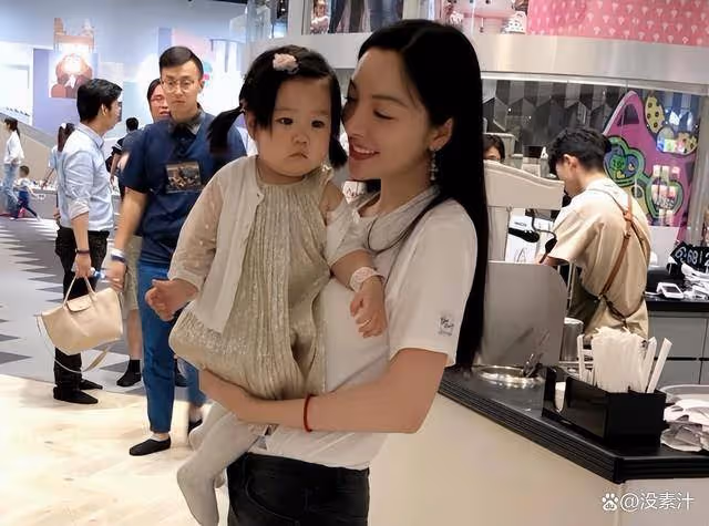 她是王勵勤前女友,分手後3年內嫁2富豪,現已生娃,37歲容顏靚麗