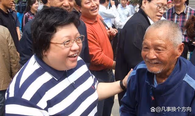 韓紅一家三口罕見露面,父親竟然是他,難怪一直保密!