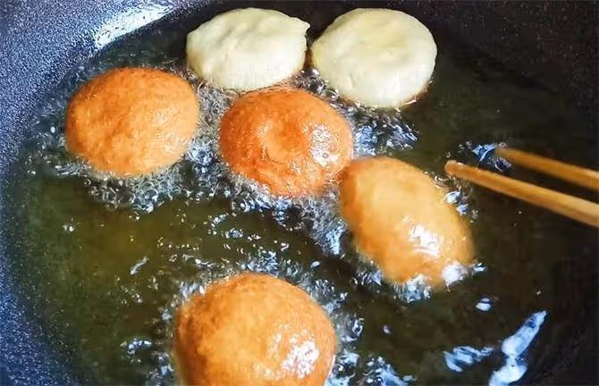 這個麵食到底叫什麼?柔軟香甜,外皮酥脆吃不夠,我一頓能吃10個