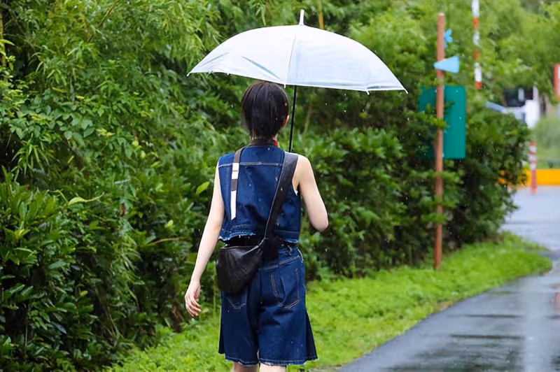 田曦薇牛仔套裝路透照釋出,雨中漫步清涼感十足,網友:太美了!