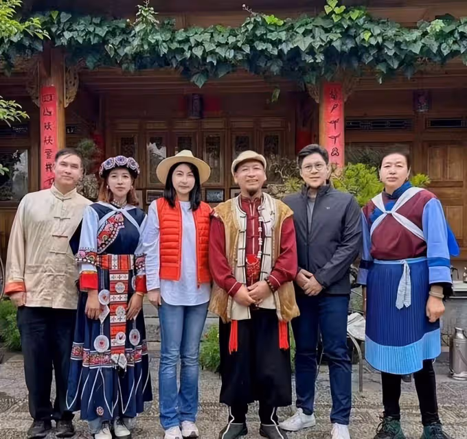 郭晶晶夫婦攜女兒游麗江 帶婆婆岳母同行氛圍融洽