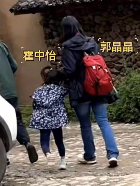 郭晶晶夫婦攜女兒游麗江 帶婆婆岳母同行氛圍融洽