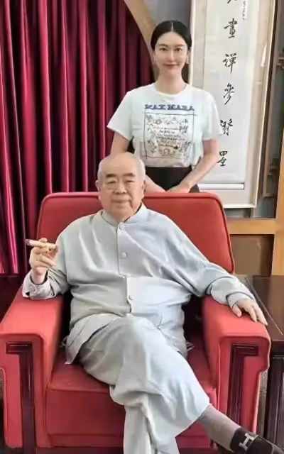 86歲范增居家畫面曝光,在家中招待客人,妻子徐萌對他呵護備至