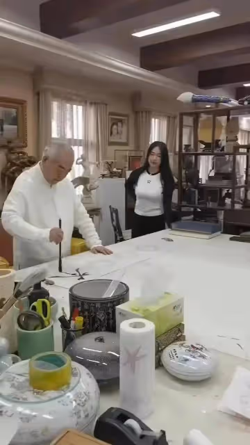 86歲范增居家畫面曝光,在家中招待客人,妻子徐萌對他呵護備至