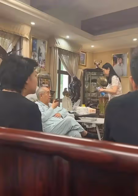 86歲范增居家畫面曝光,在家中招待客人,妻子徐萌對他呵護備至