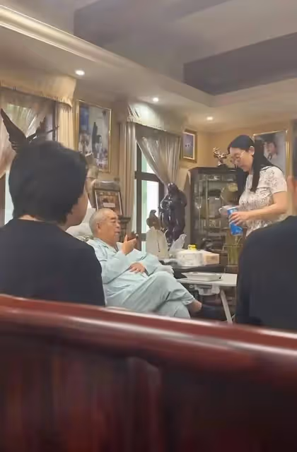 86歲范增居家畫面曝光,在家中招待客人,妻子徐萌對他呵護備至