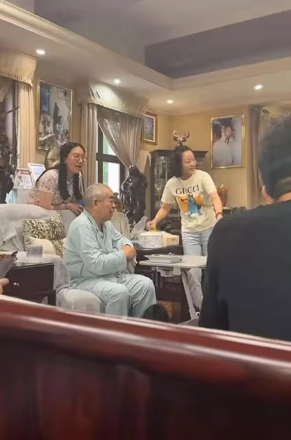 86歲范增居家畫面曝光，在家中招待客人，妻子徐萌對他呵護備至