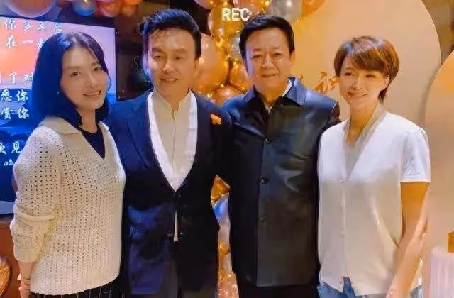 網友偶遇董卿帶兒子西藏遊玩,打扮休閒低調,不見往日風采