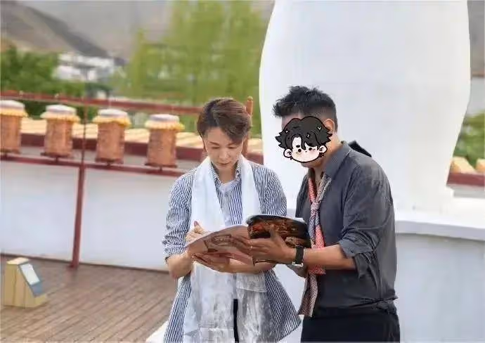 網友偶遇董卿帶兒子西藏遊玩,打扮休閒低調,不見往日風采