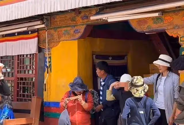 網友偶遇董卿帶兒子西藏遊玩,打扮休閒低調,不見往日風采