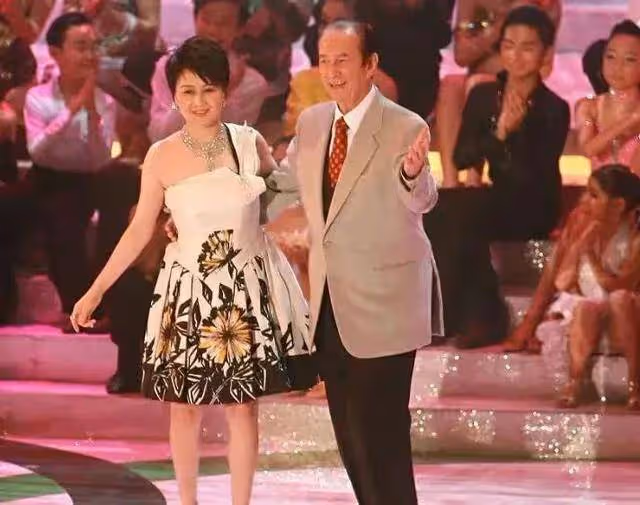 78歲賭王不用試管也能生女,網友發現五太的初戀男友才是人生贏家