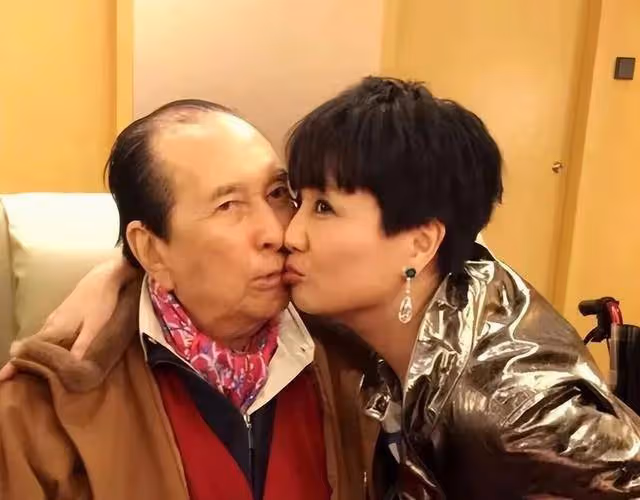 78歲賭王不用試管也能生女,網友發現五太的初戀男友才是人生贏家