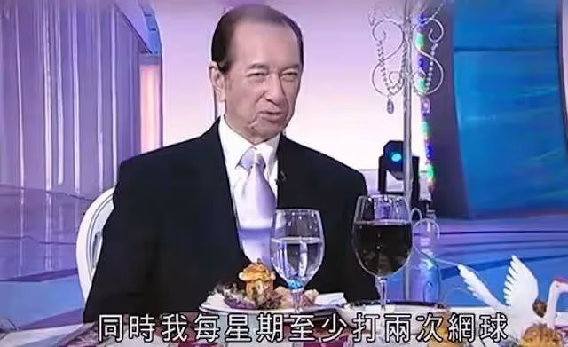 78歲賭王不用試管也能生女,網友發現五太的初戀男友才是人生贏家