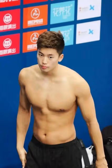 78歲賭王不用試管也能生女,網友發現五太的初戀男友才是人生贏家
