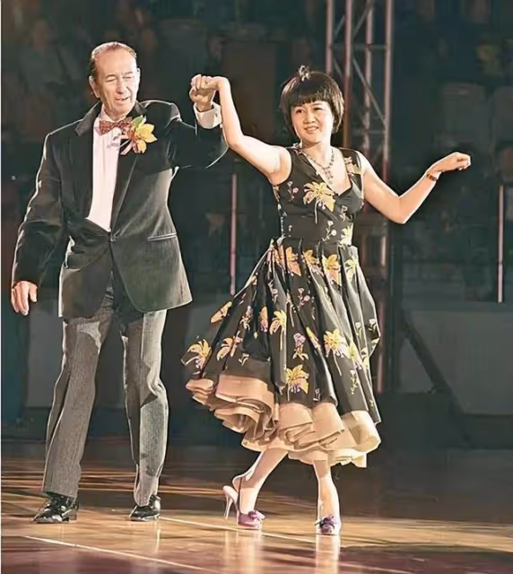 78歲賭王不用試管也能生女，網友發現五太的初戀男友才是人生贏家