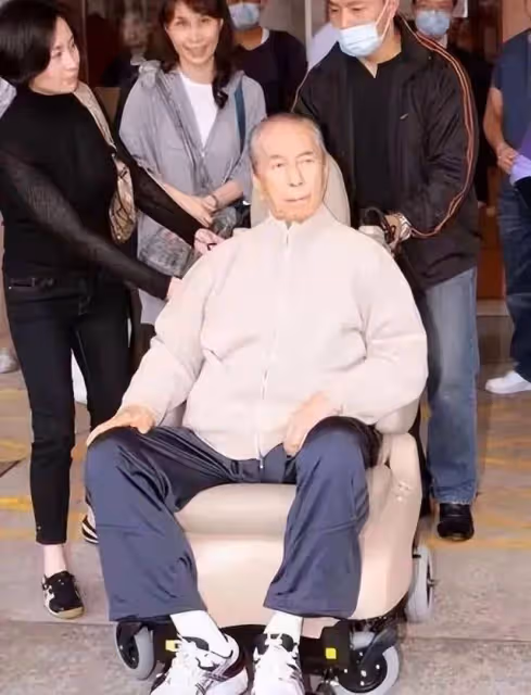 78歲賭王不用試管也能生女,網友發現五太的初戀男友才是人生贏家