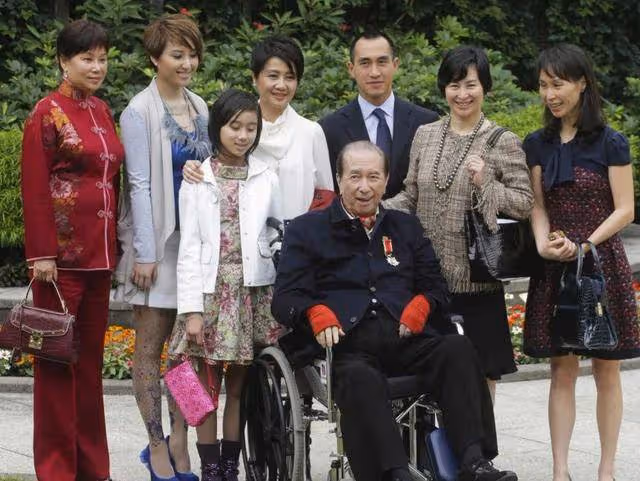 78歲賭王不用試管也能生女,網友發現五太的初戀男友才是人生贏家