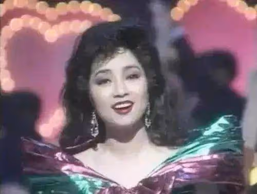 春晚唯一破例,周潤發劉德華為她行跪拜禮,她寧肯離婚也不改國籍
