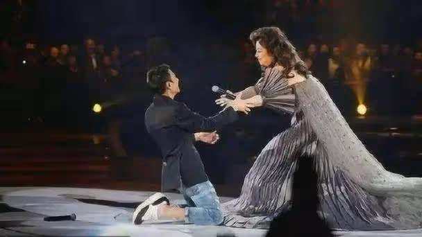 春晚唯一破例,周潤發劉德華為她行跪拜禮,她寧肯離婚也不改國籍