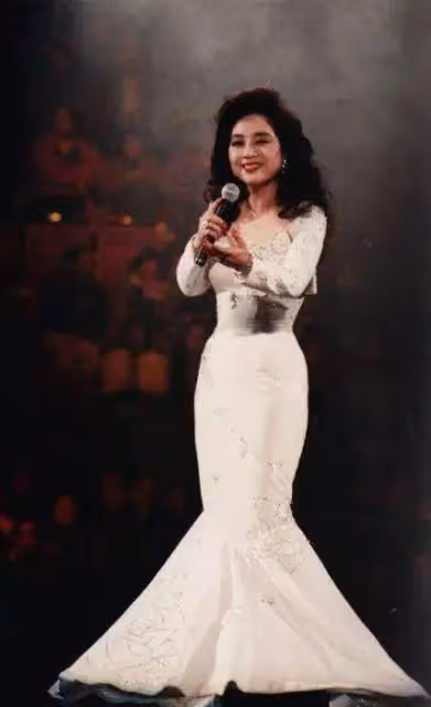 春晚唯一破例,周潤發劉德華為她行跪拜禮,她寧肯離婚也不改國籍