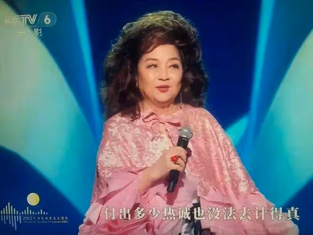 春晚唯一破例,周潤發劉德華為她行跪拜禮,她寧肯離婚也不改國籍