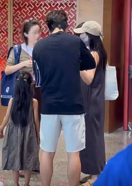 高圓圓凍顏20年,5歲女兒曝光,網友驚呼:這是扎辮子的小又廷啊