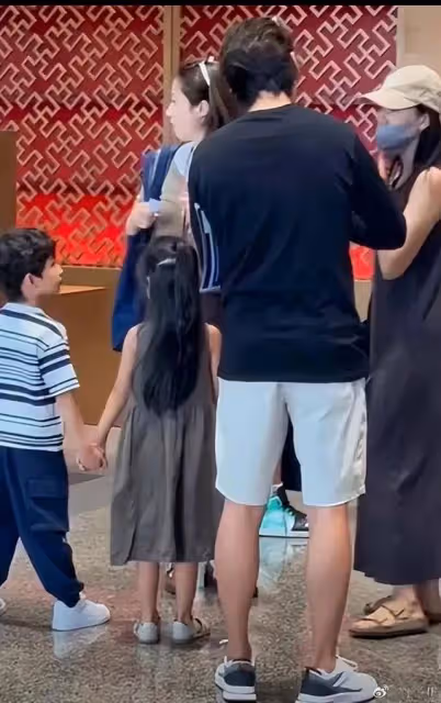高圓圓凍顏20年,5歲女兒曝光,網友驚呼:這是扎辮子的小又廷啊