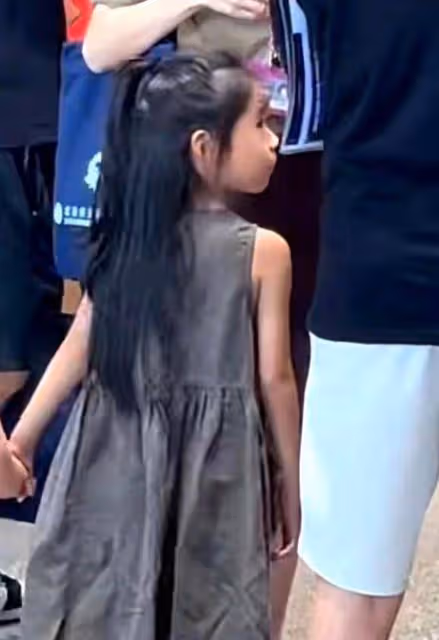 高圓圓凍顏20年,5歲女兒曝光,網友驚呼:這是扎辮子的小又廷啊