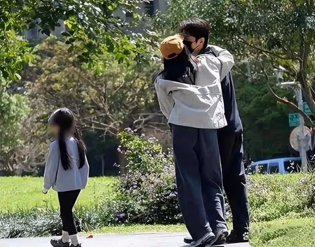 高圓圓凍顏20年,5歲女兒曝光,網友驚呼:這是扎辮子的小又廷啊