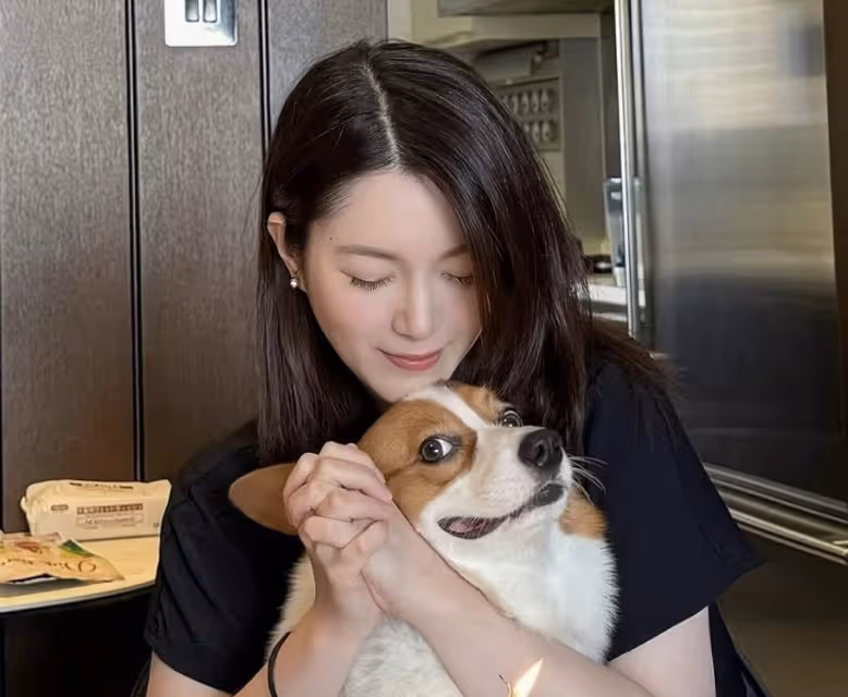 香港女星苟芸慧再曝離婚,慶生未戴婚戒,結婚六年老公不肯生小孩