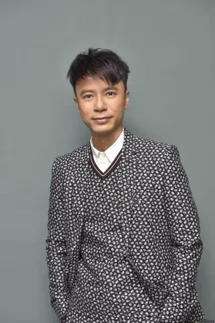 香港歌王老婆曾是港姐冠軍,保養得宜躋身上流圈,投資眼光獨到,全家衣食無憂