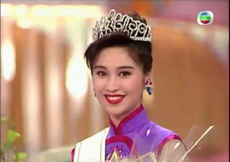 香港歌王老婆曾是港姐冠軍,保養得宜躋身上流圈,投資眼光獨到,全家衣食無憂