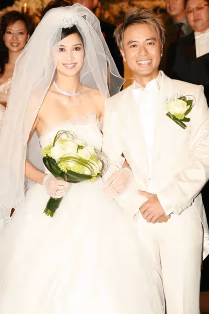 香港歌王老婆曾是港姐冠軍,保養得宜躋身上流圈,投資眼光獨到,全家衣食無憂