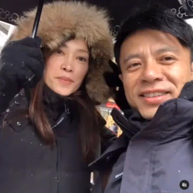 香港歌王老婆曾是港姐冠軍,保養得宜躋身上流圈,投資眼光獨到,全家衣食無憂
