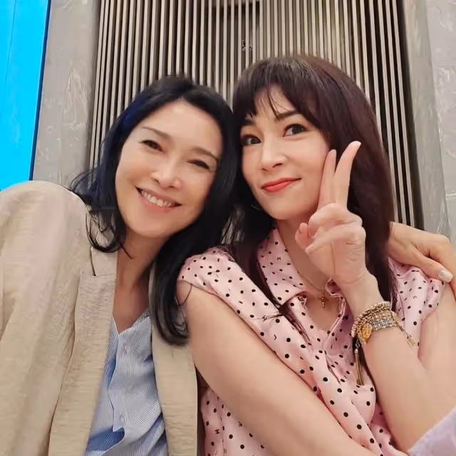 香港歌王老婆曾是港姐冠軍,保養得宜躋身上流圈,投資眼光獨到,全家衣食無憂
