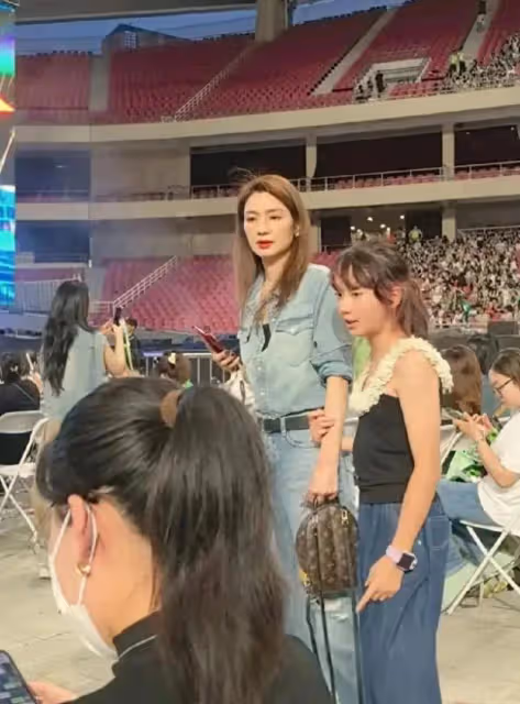 網友偶遇洪欣帶女兒看演唱會，洪欣一身牛仔十分年輕，女兒很可愛