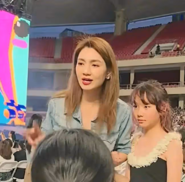 網友偶遇洪欣帶女兒看演唱會，洪欣一身牛仔十分年輕，女兒很可愛
