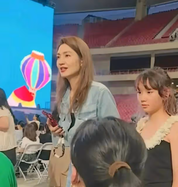 網友偶遇洪欣帶女兒看演唱會，洪欣一身牛仔十分年輕，女兒很可愛