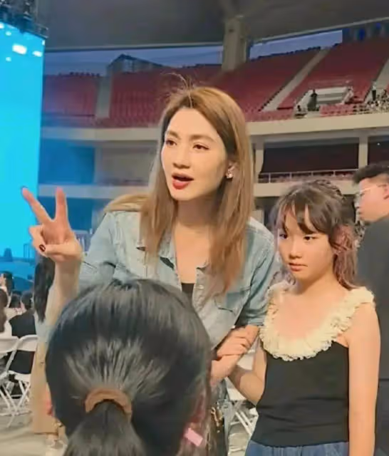 網友偶遇洪欣帶女兒看演唱會，洪欣一身牛仔十分年輕，女兒很可愛