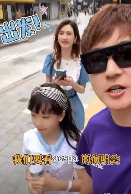 網友偶遇洪欣帶女兒看演唱會，洪欣一身牛仔十分年輕，女兒很可愛