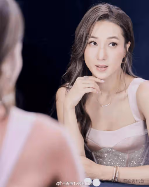 鍾嘉欣於溫哥華冒雨湊女!網民質疑為省錢不做一事獲讚賢妻