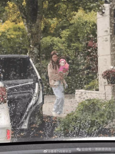 鍾嘉欣於溫哥華冒雨湊女!網民質疑為省錢不做一事獲讚賢妻