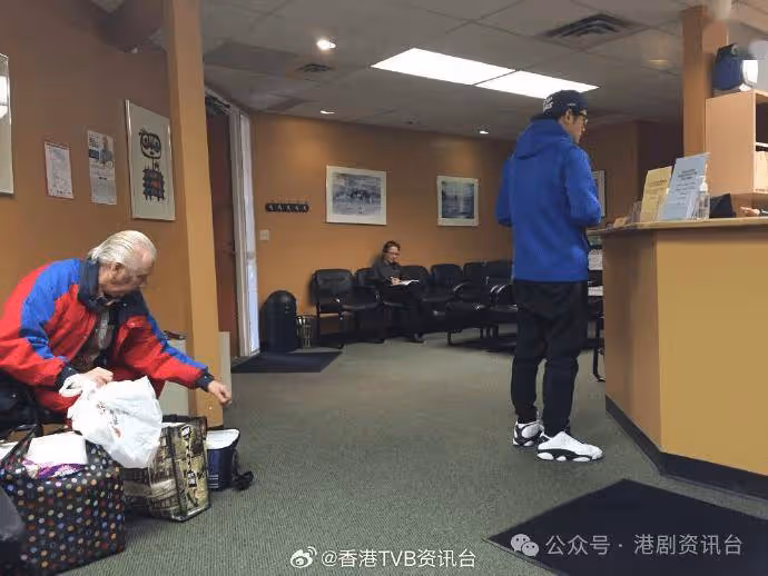 鍾嘉欣於溫哥華冒雨湊女!網民質疑為省錢不做一事獲讚賢妻
