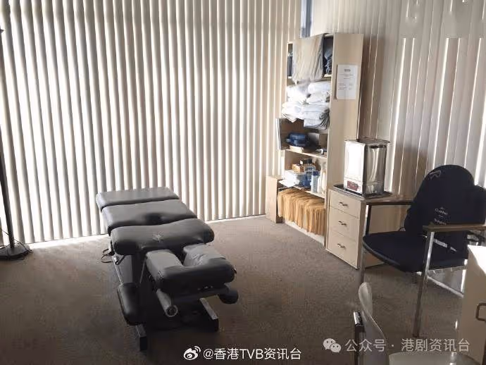 鍾嘉欣於溫哥華冒雨湊女!網民質疑為省錢不做一事獲讚賢妻