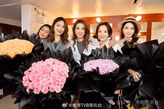 鍾嘉欣於溫哥華冒雨湊女！網民質疑為省錢不做一事獲讚賢妻
