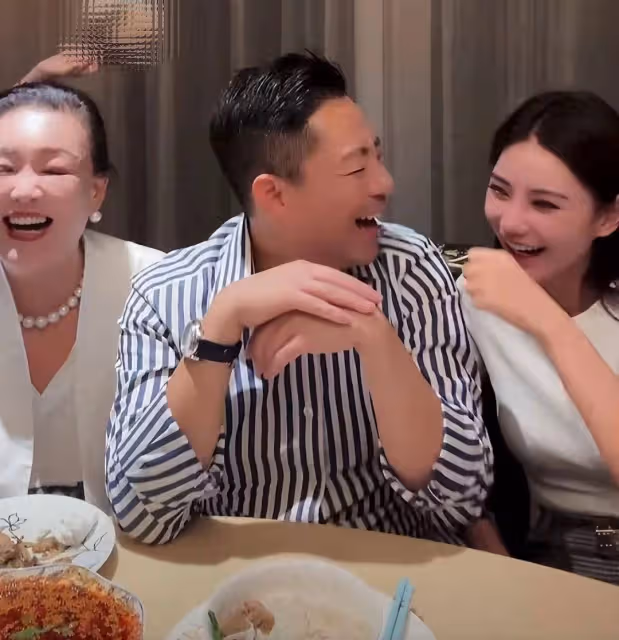 張蘭直播「官宣」當奶奶,馬筱梅甜笑未否認,網友:真假五個月見!