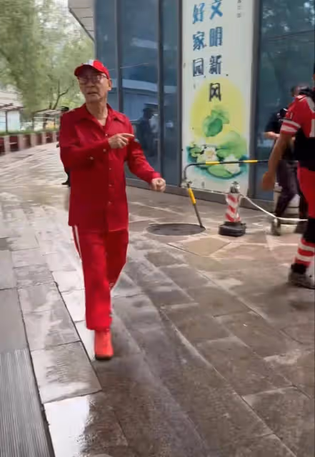 網友濟南街頭偶遇六小齡童，一身大紅精氣神十足，走路帶猴王風采