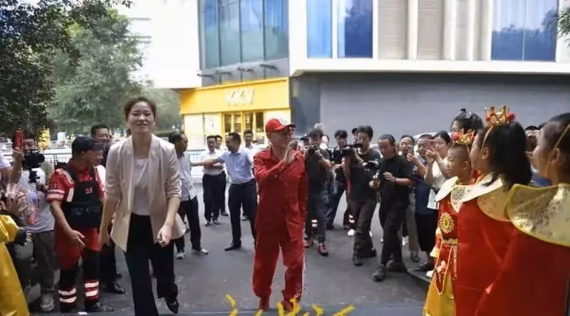 網友濟南街頭偶遇六小齡童，一身大紅精氣神十足，走路帶猴王風采
